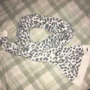 CALVIN KLEIN | METALLIC SILVER LEOPARD SCARF
